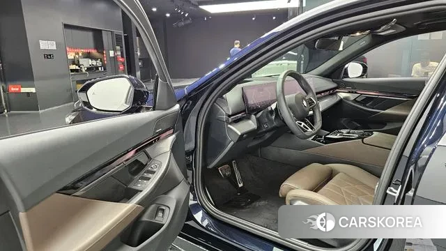 BMW 5 Series (G60) 2024 Черный из Кореи, фото 2