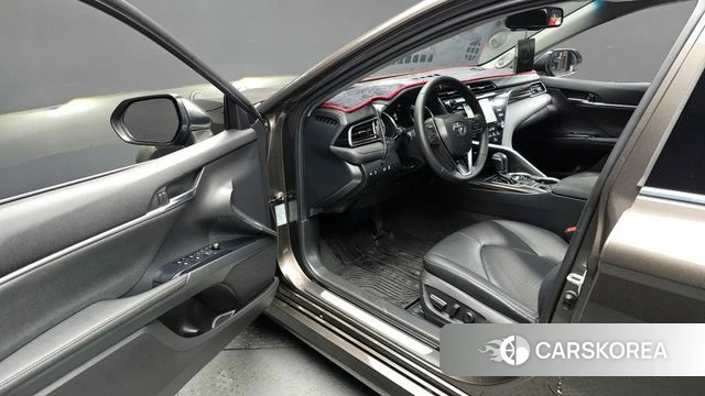 Toyota Camry (XV70) 2018 Коричневый из Кореи, фото 2