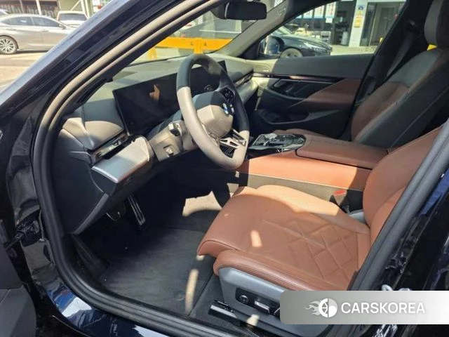 BMW 5 Series (G60) 2025 Черный из Кореи, фото 2