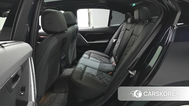 BMW 5 Series (G60) 2024 Черный из Кореи, фото 2