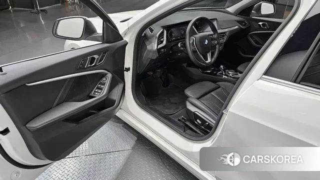 BMW 1 Series (F40) 2021 Белый из Кореи, фото 2