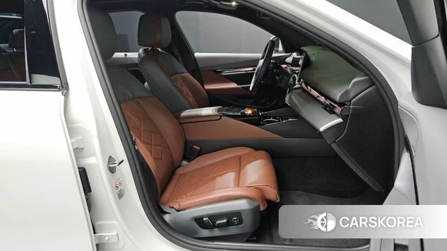 BMW 5 Series (G60) 2024 Белый из Кореи, фото 2