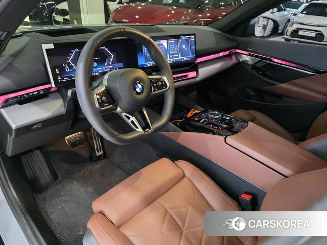 BMW 5 Series (G60) 2025 Серебристо-серый из Кореи, фото 2