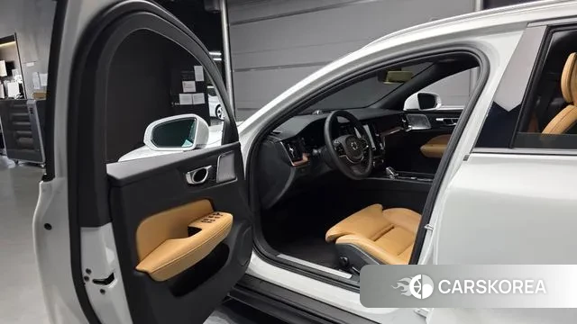 Volvo V60 Cross-Country 2nd Generation 2024 Белый из Кореи, фото 2