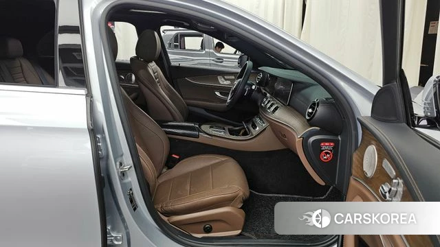 Mercedes-Benz E-Class W213 2021 Светло-серебряный цвет из Кореи, фото 2