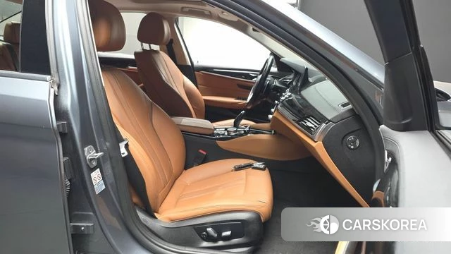 BMW 5 Series (G30) 2018 Серый из Кореи, фото 2