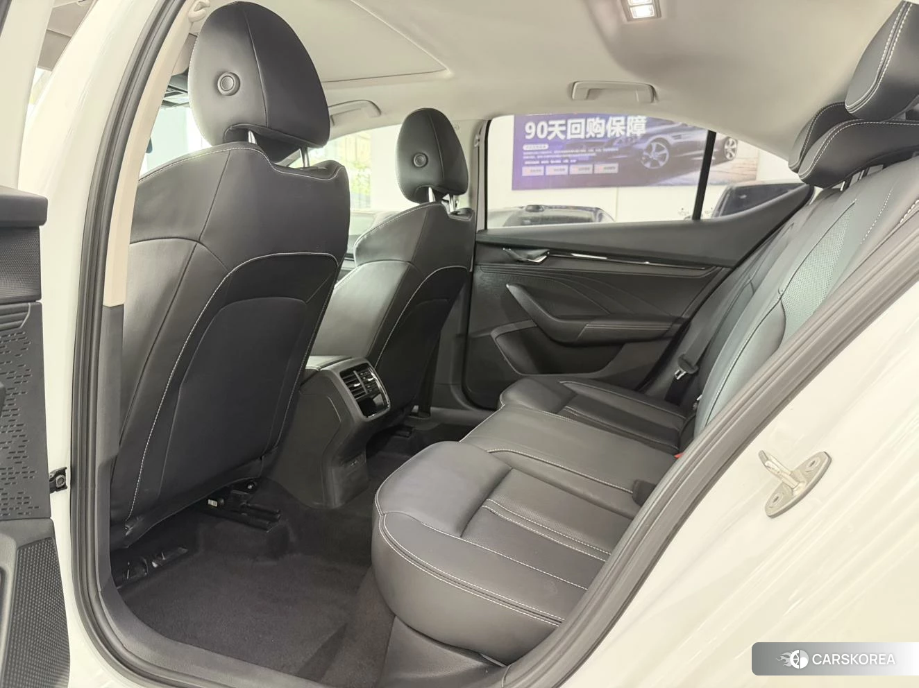 Skoda Octavia 2023 Белый из Китая, фото 2