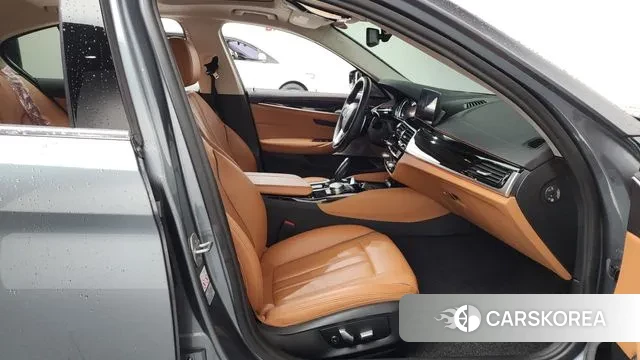 BMW 5 Series (G30) 2018 Серый из Кореи, фото 2