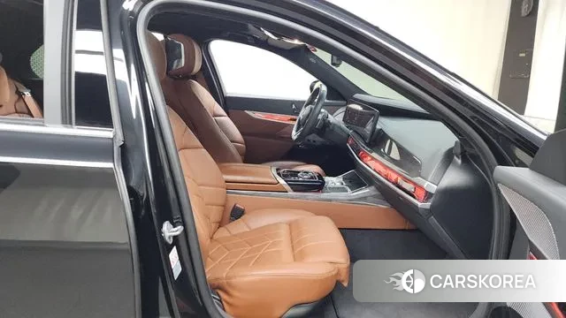 BMW 7 Series (G70) 2023 Черный из Кореи, фото 2