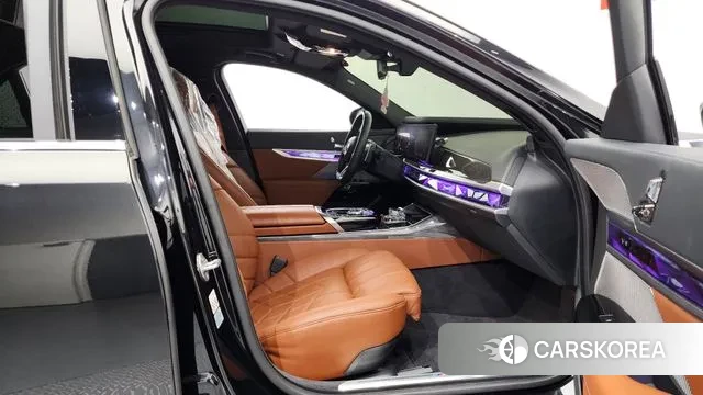 BMW 7 Series (G70) 2023 Черный из Кореи, фото 2