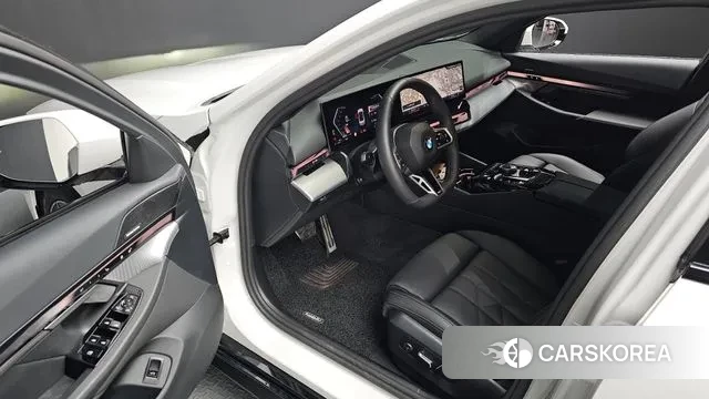 BMW 5 Series (G60) 2025 Белый из Кореи, фото 2