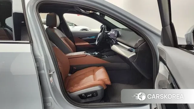 BMW 5 Series (G60) 2023 Светло-серебряный цвет из Кореи, фото 2