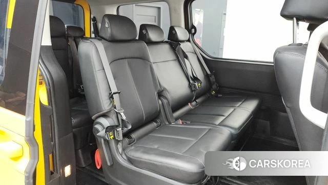 Hyundai Staria 2023 Желтый из Кореи, фото 2