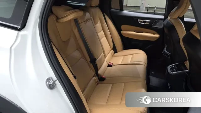 Volvo V60 Cross-Country 2nd Generation 2022 Белый из Кореи, фото 2