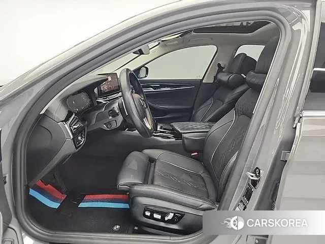 BMW 5 Series (G30) 2021 Серебристо-серый из Кореи, фото 2