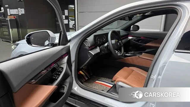 BMW 5 Series (G60) 2025 Светло-серебряный цвет из Кореи, фото 2