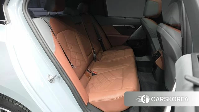 BMW 5 Series (G60) 2026 Светло-серебряный цвет из Кореи, фото 2