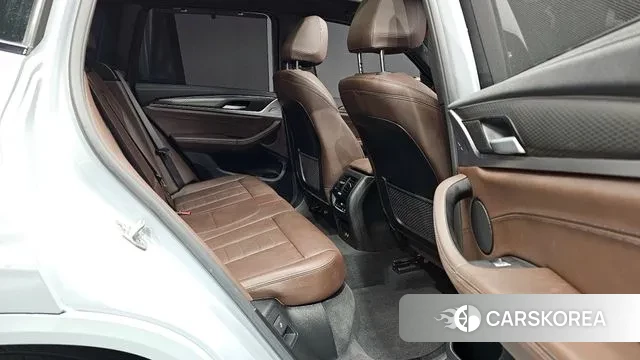 BMW X3 (G01) 2024 Светло-серебряный цвет из Кореи, фото 2