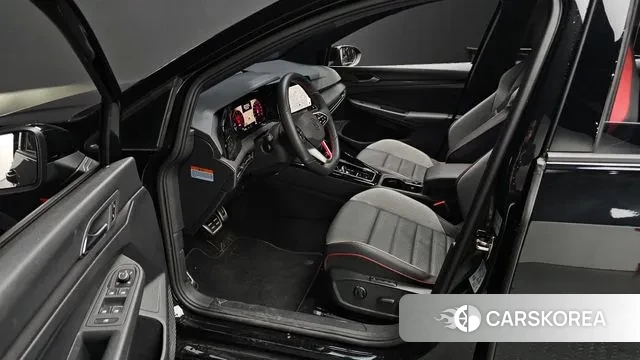 Volkswagen Golf 8th Generation 2024 Черный из Кореи, фото 2