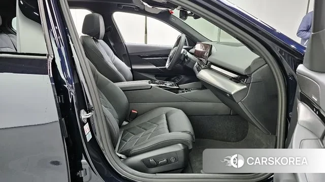 BMW 5 Series (G60) 2024 Черный из Кореи, фото 2