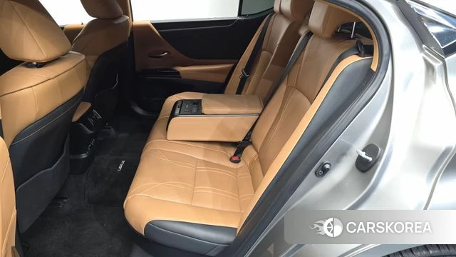 Lexus ES300h 7th generation 2021 Серебристо-серый из Кореи, фото 2