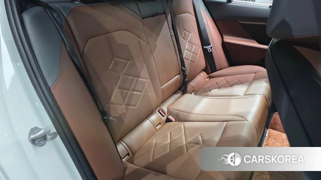 BMW 5 Series (G60) 2024 Белый из Кореи, фото 2