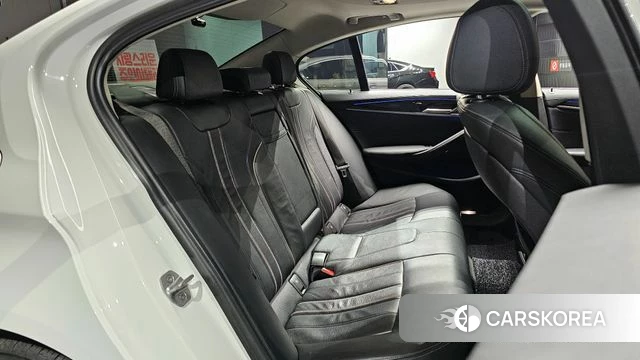 BMW 5 Series (G30) 2018 Белый из Кореи, фото 2