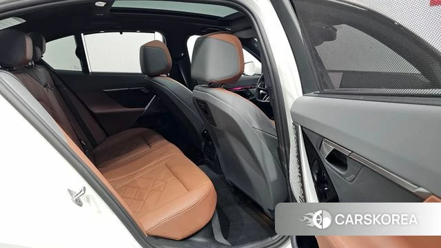 BMW 5 Series (G60) 2025 Белый из Кореи, фото 2