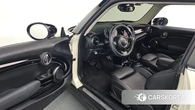 Mini Cooper 2022 Жемчужный цвет из Кореи, фото 2