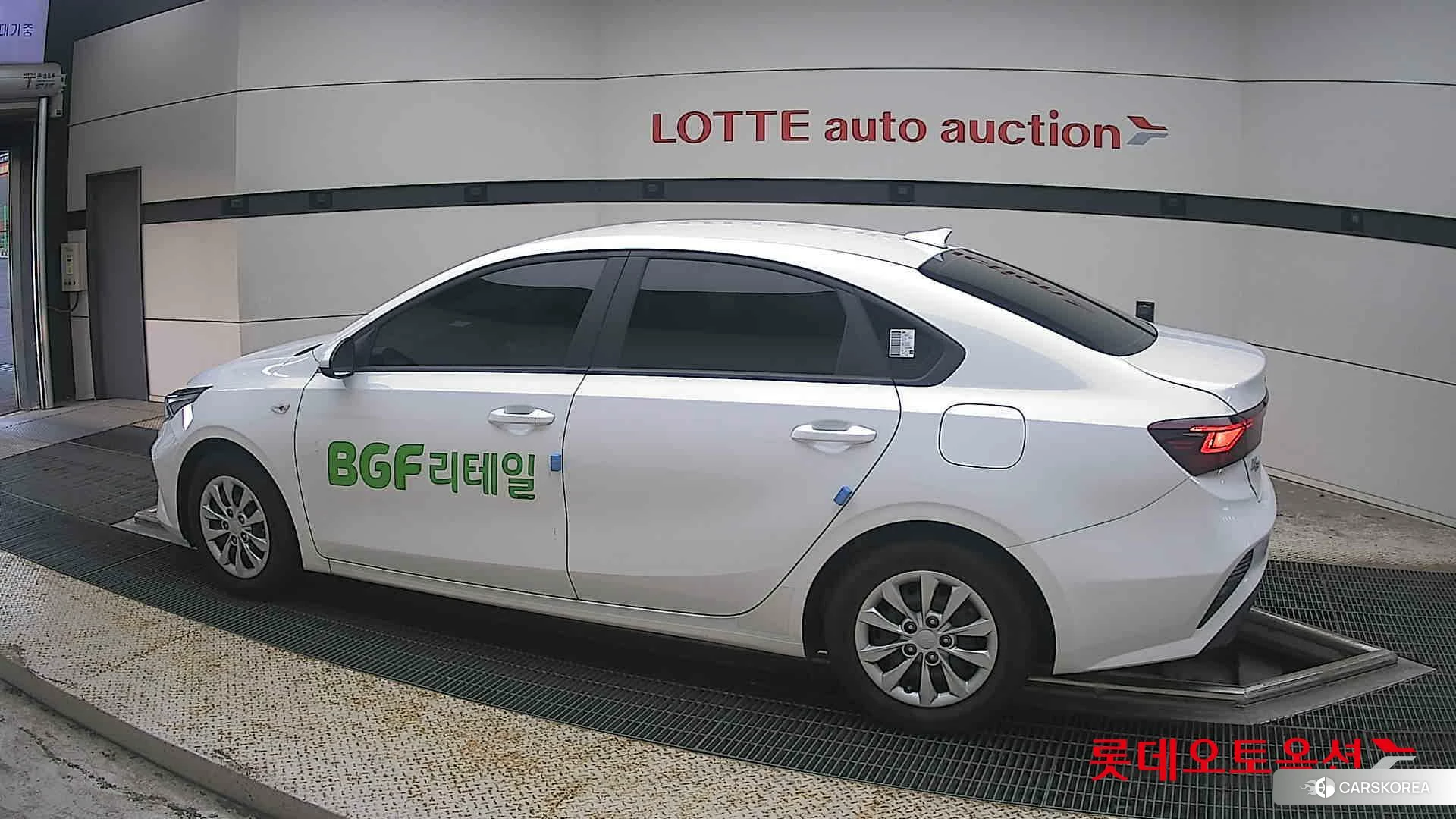 Kia K3 2023 Snow White Pearl из Кореи, фото 2