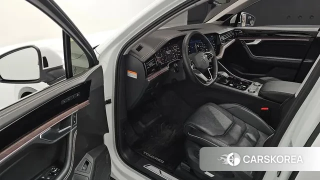 Volkswagen Touareg 3rd generation 2024 Белый из Кореи, фото 2