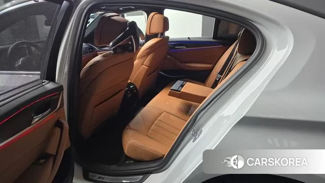 BMW 5 Series (G30) 2023 Белый из Кореи, фото 2