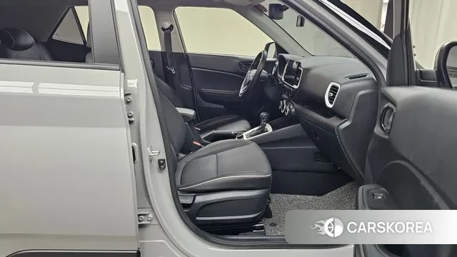 Hyundai Venue 2023 Серебристо-серый из Кореи, фото 2