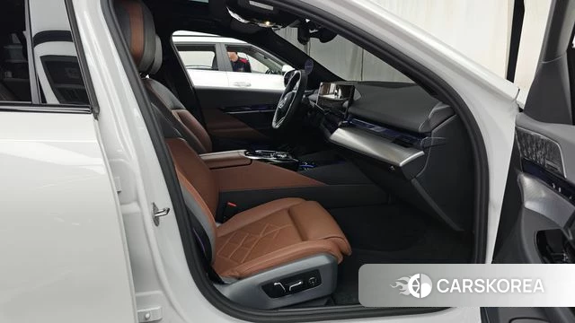 BMW 5 Series (G60) 2025 Белый из Кореи, фото 2