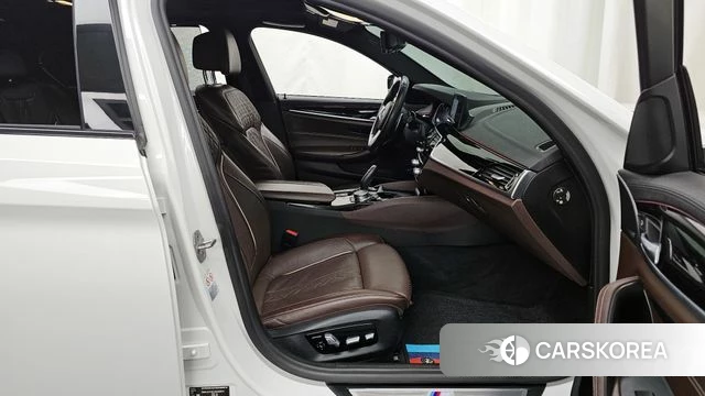 BMW 5 Series (G30) 2018 Белый из Кореи, фото 2