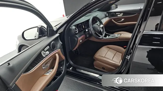 Mercedes-Benz E-Class W213 2023 Черный из Кореи, фото 2