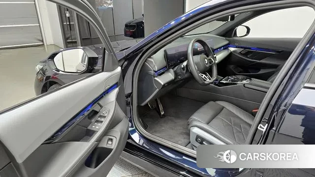 BMW 5 Series (G60) 2025 Черный из Кореи, фото 2