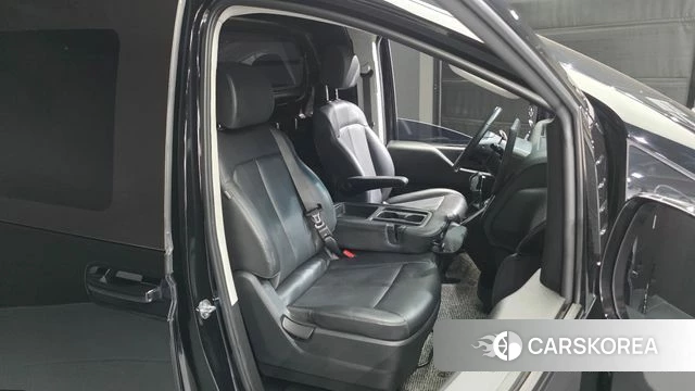 Hyundai Staria 2023 Черный из Кореи, фото 2