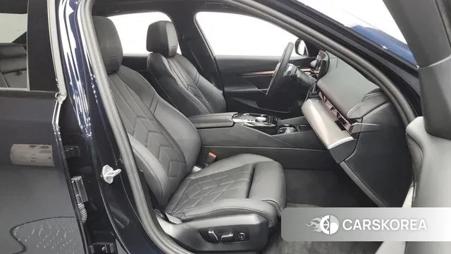 BMW 5 Series (G60) 2025 Черный из Кореи, фото 2