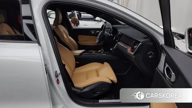 Volvo V60 Cross-Country 2nd Generation 2020 Белый из Кореи, фото 2
