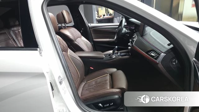 BMW 5 Series (G30) 2022 Белый из Кореи, фото 2