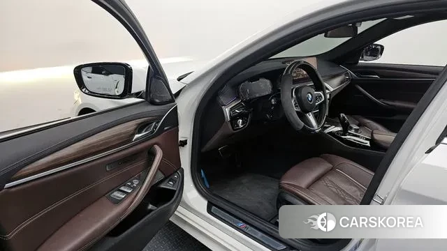 BMW 5 Series (G30) 2021 Белый из Кореи, фото 2