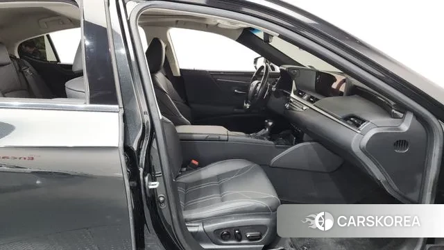 Lexus ES300h 7th generation 2021 Черный из Кореи, фото 2