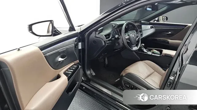Lexus ES300h 7th generation 2023 Черный из Кореи, фото 2