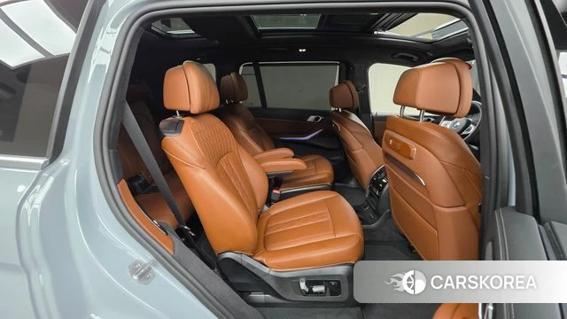 BMW X7 (G07) 2025 Светло-серебряный цвет из Кореи, фото 2