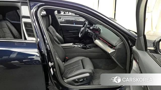 BMW 5 Series (G60) 2024 Черный из Кореи, фото 2