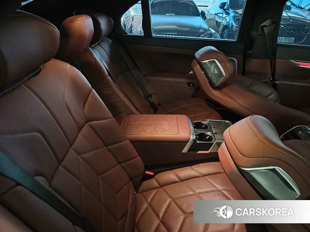 BMW 7 Series (G70) 2023 Черный из Кореи, фото 2