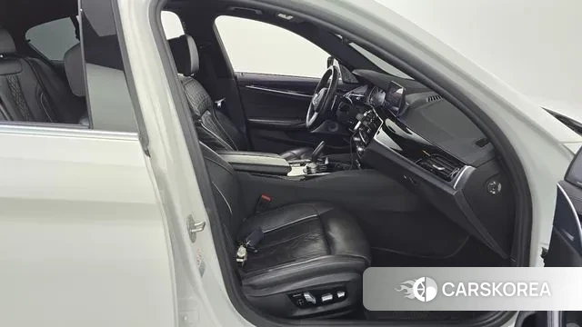 BMW 5 Series (G30) 2018 Белый из Кореи, фото 2