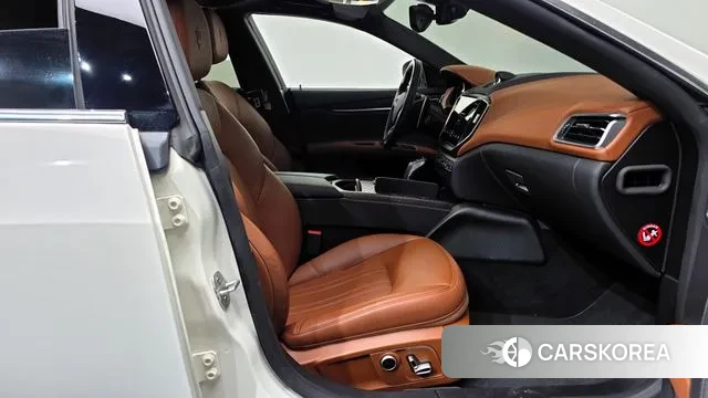 Maserati Ghibli 2022 Белый из Кореи, фото 2