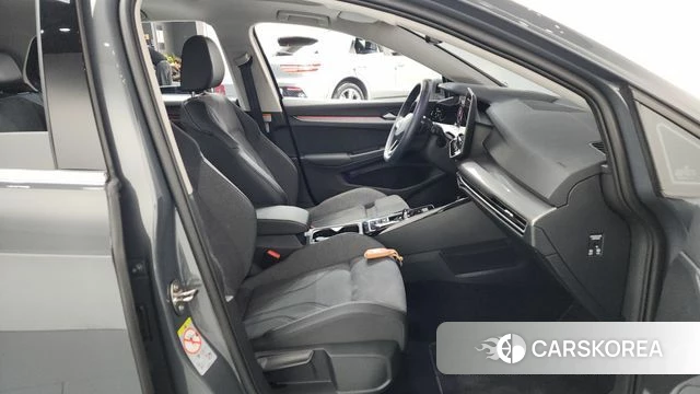 Volkswagen Golf 8th Generation 2025 Серый из Кореи, фото 2